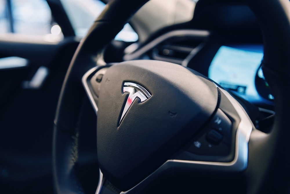 tesla volan dreapta