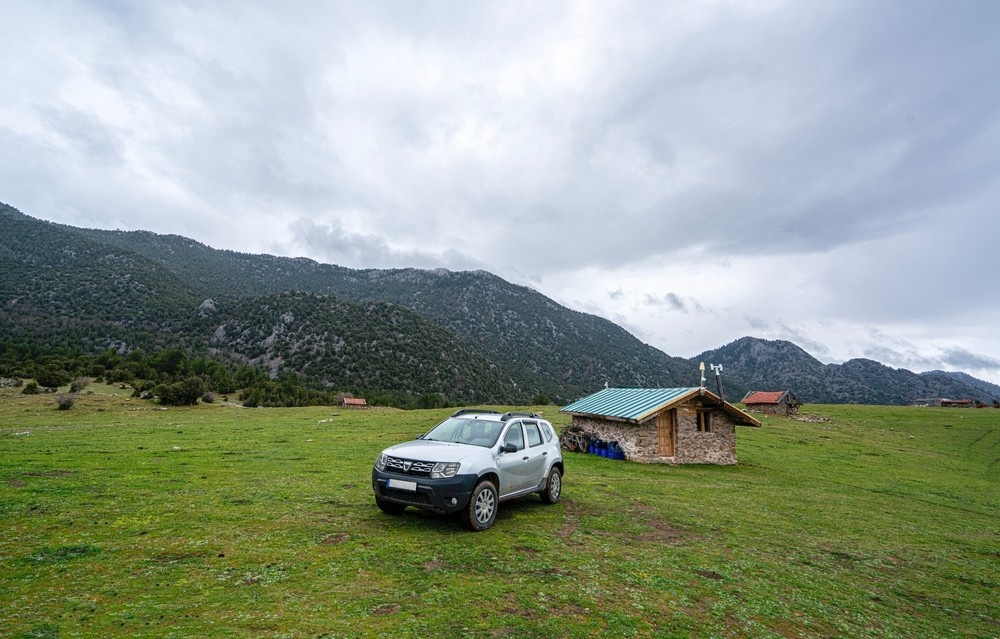 Dacia Duster pe camp