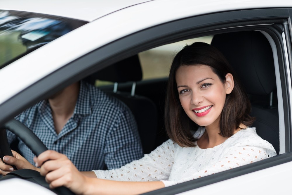 sofer care se pregateste sa plece la drum lung