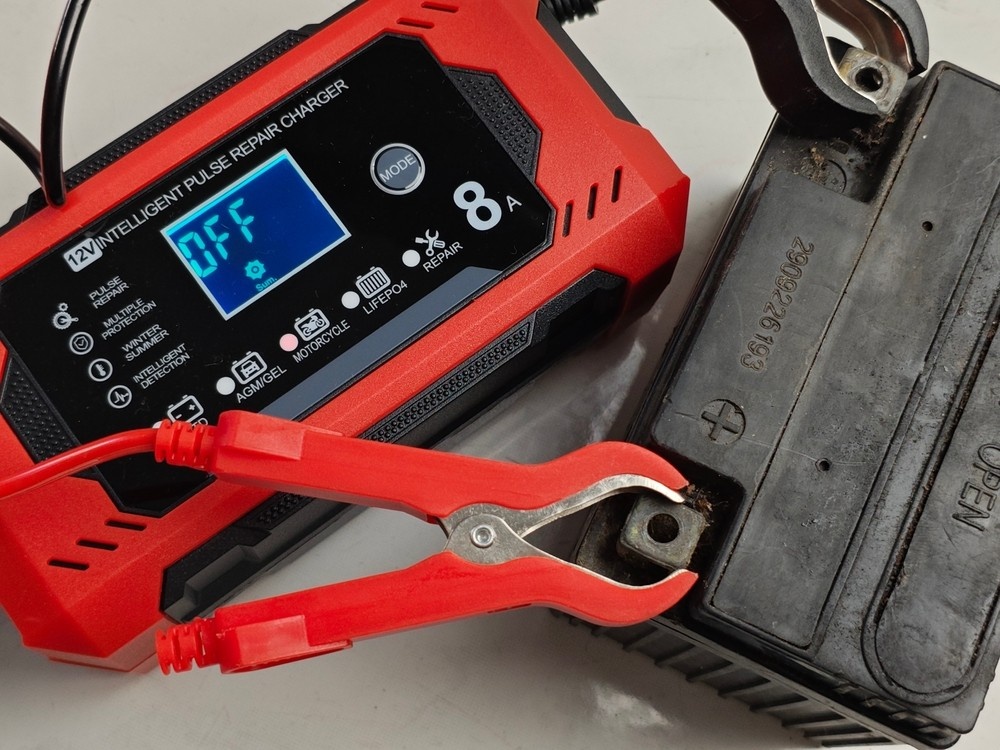 Un acumulator de masina protejat pentru iarna