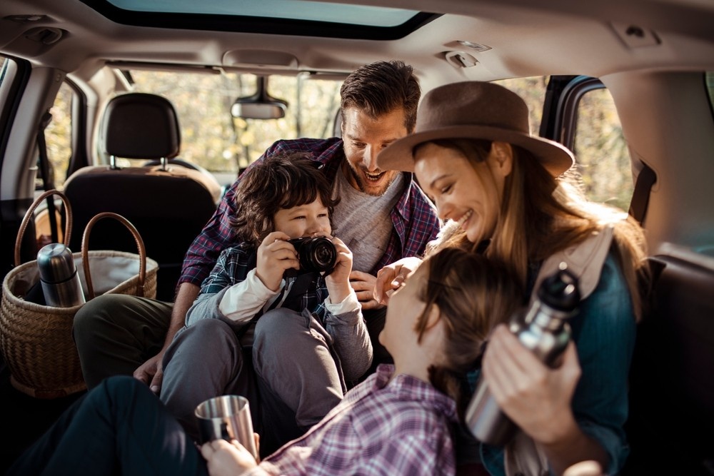 o familie se bucura de o iesire cu masina