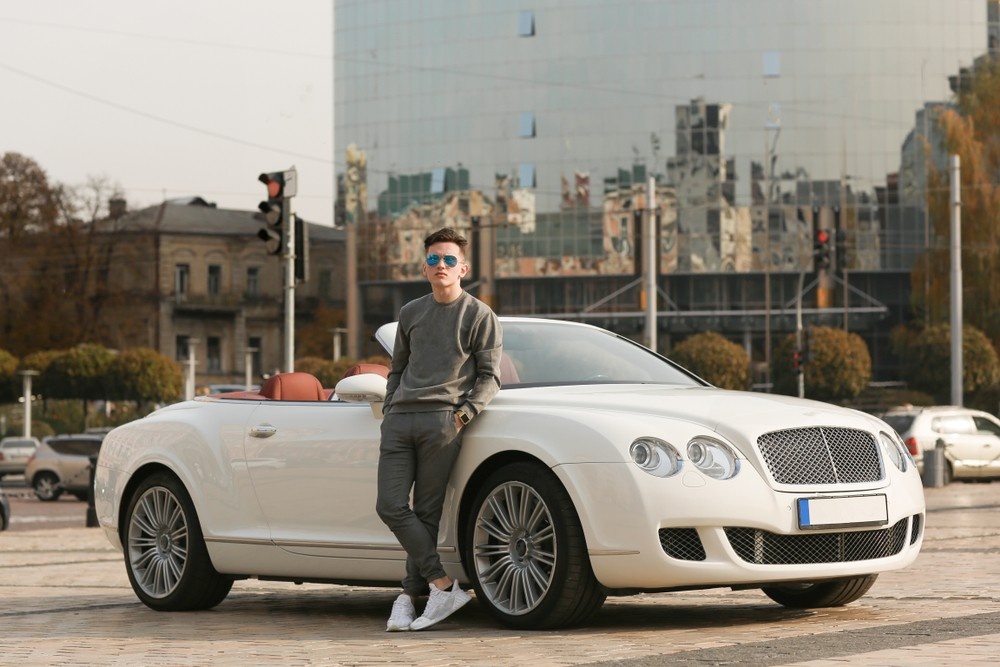 Barbat langa  o masina Bentley