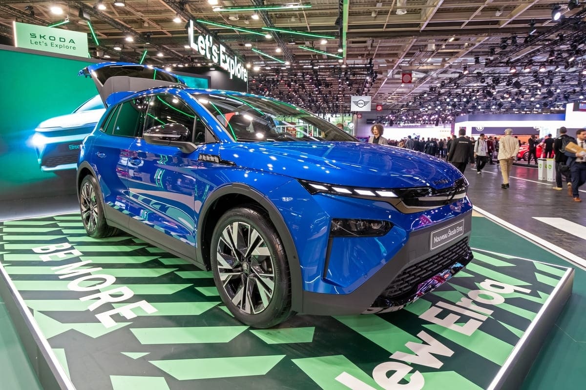 Skoda Elroq albastra prezentata la un show auto