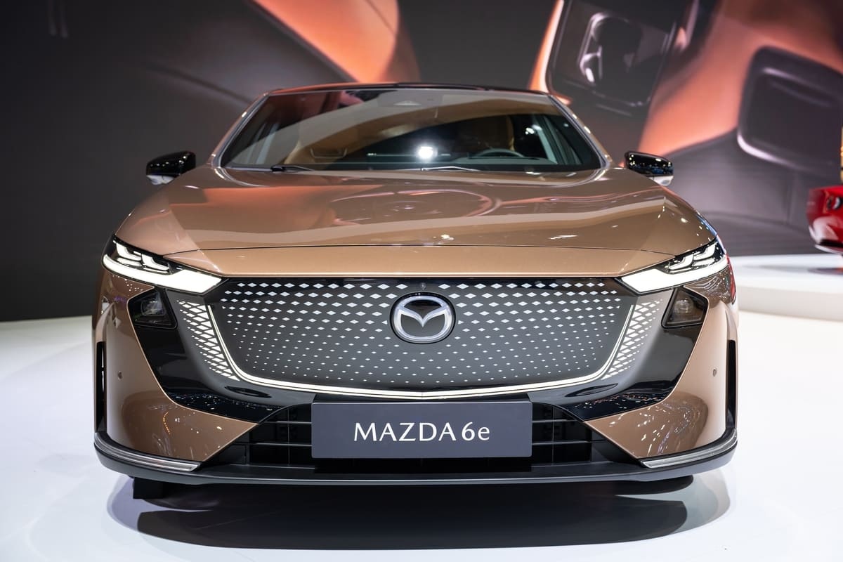 Mazda 6e maro intr-un salon auto