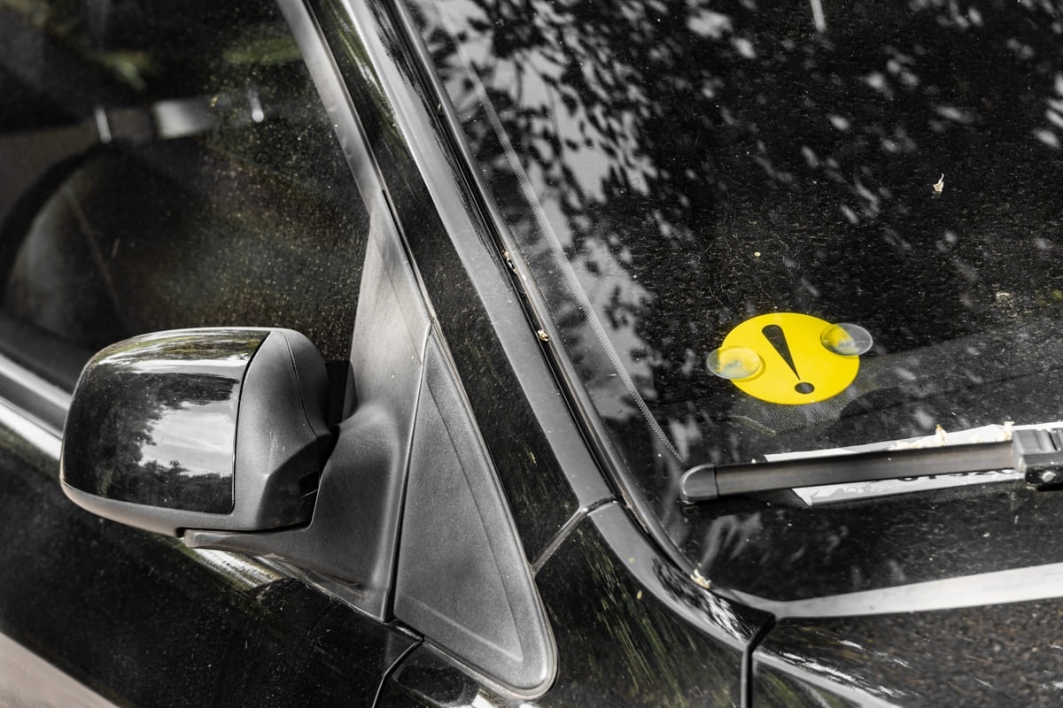 semnul incepatorului pe masina pe parbriz