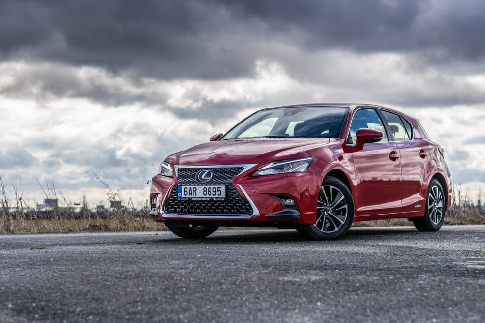 Lexus CT 200 H roșu staționat pe șosea