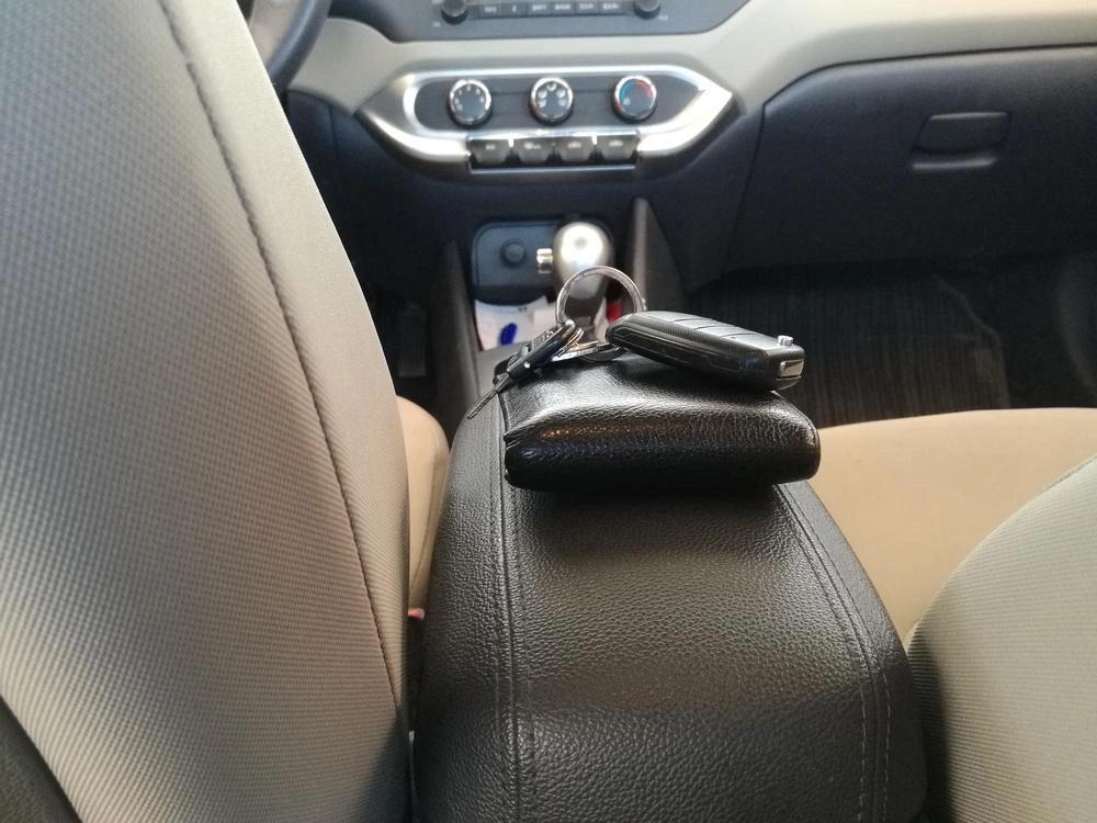 Portofelul si cheile pe cotiera auto