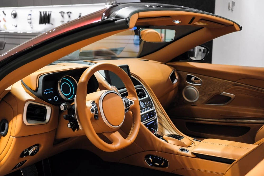 O imagine cu interiorul unui Aston Martin