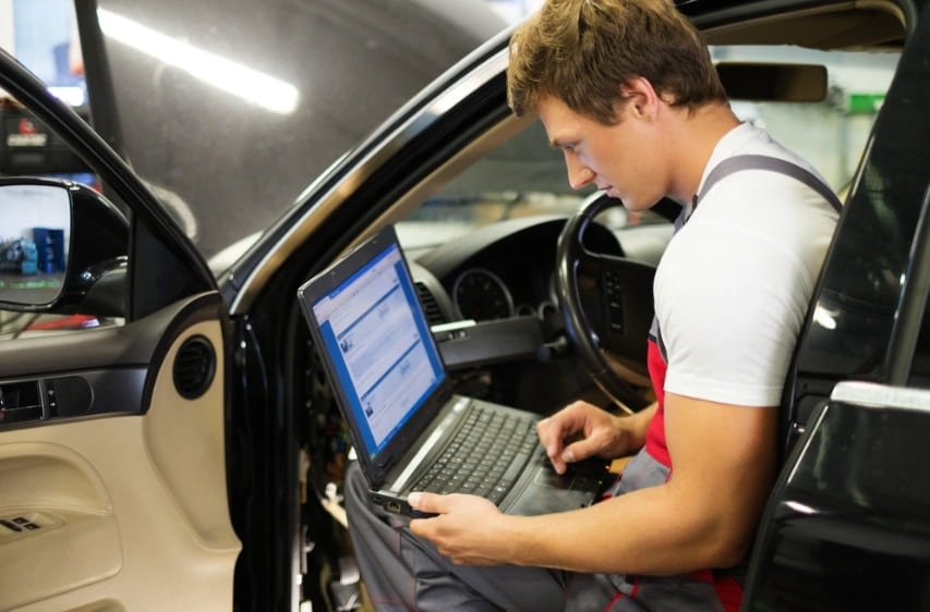 Mecanic cu tester pe masina