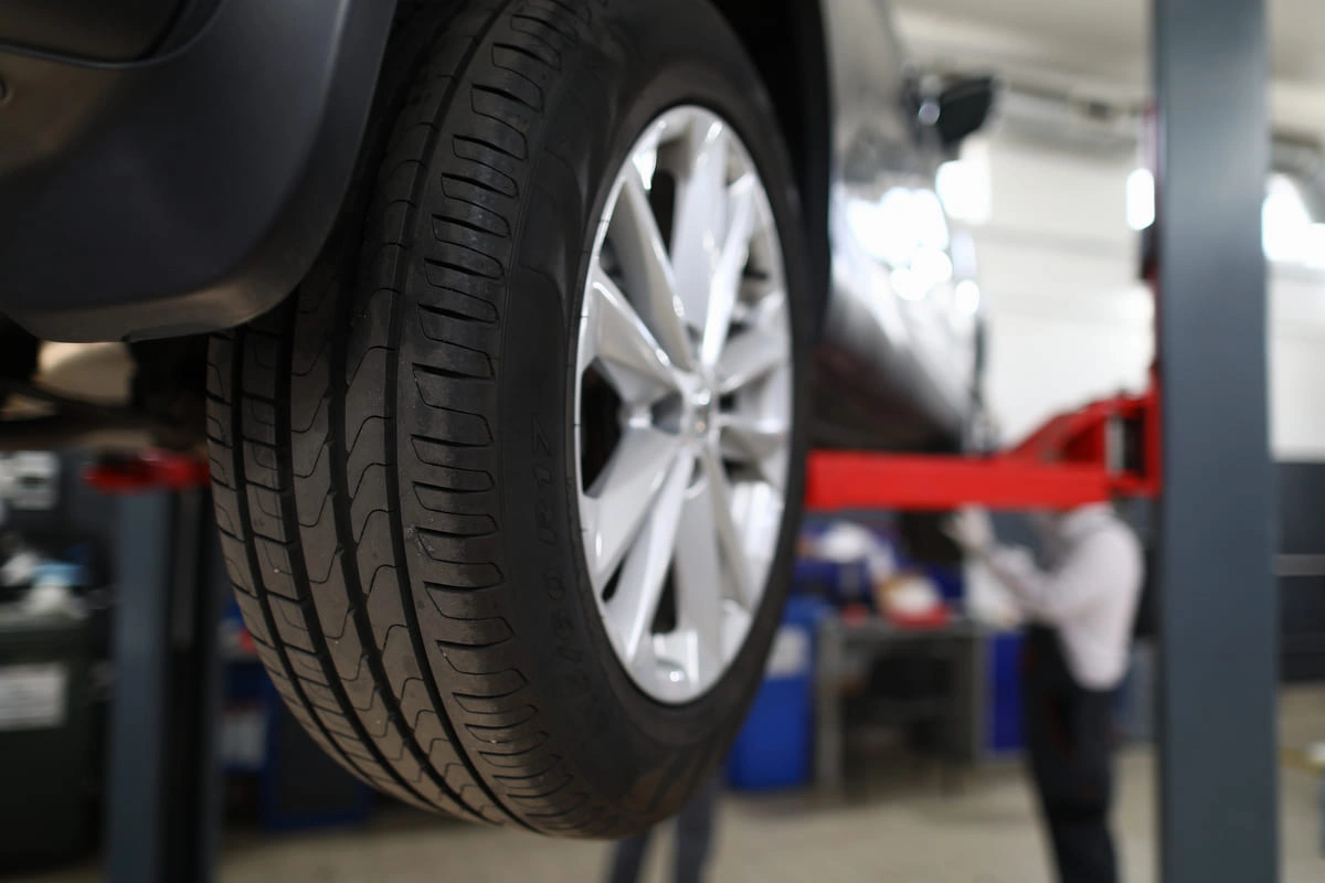 Anvelopă all season montată pe mașină, în atelier auto