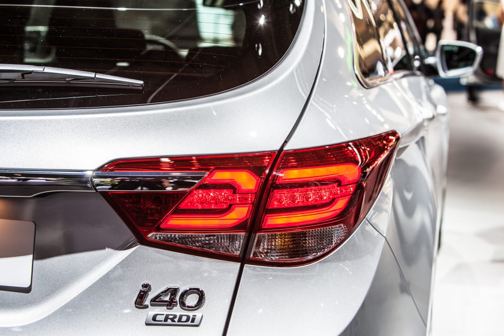 spatele unei mașini Hyundai i40 gri metalic