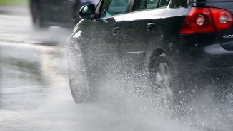 Iată 10 sfaturi utile pentru condusul pe ploaie