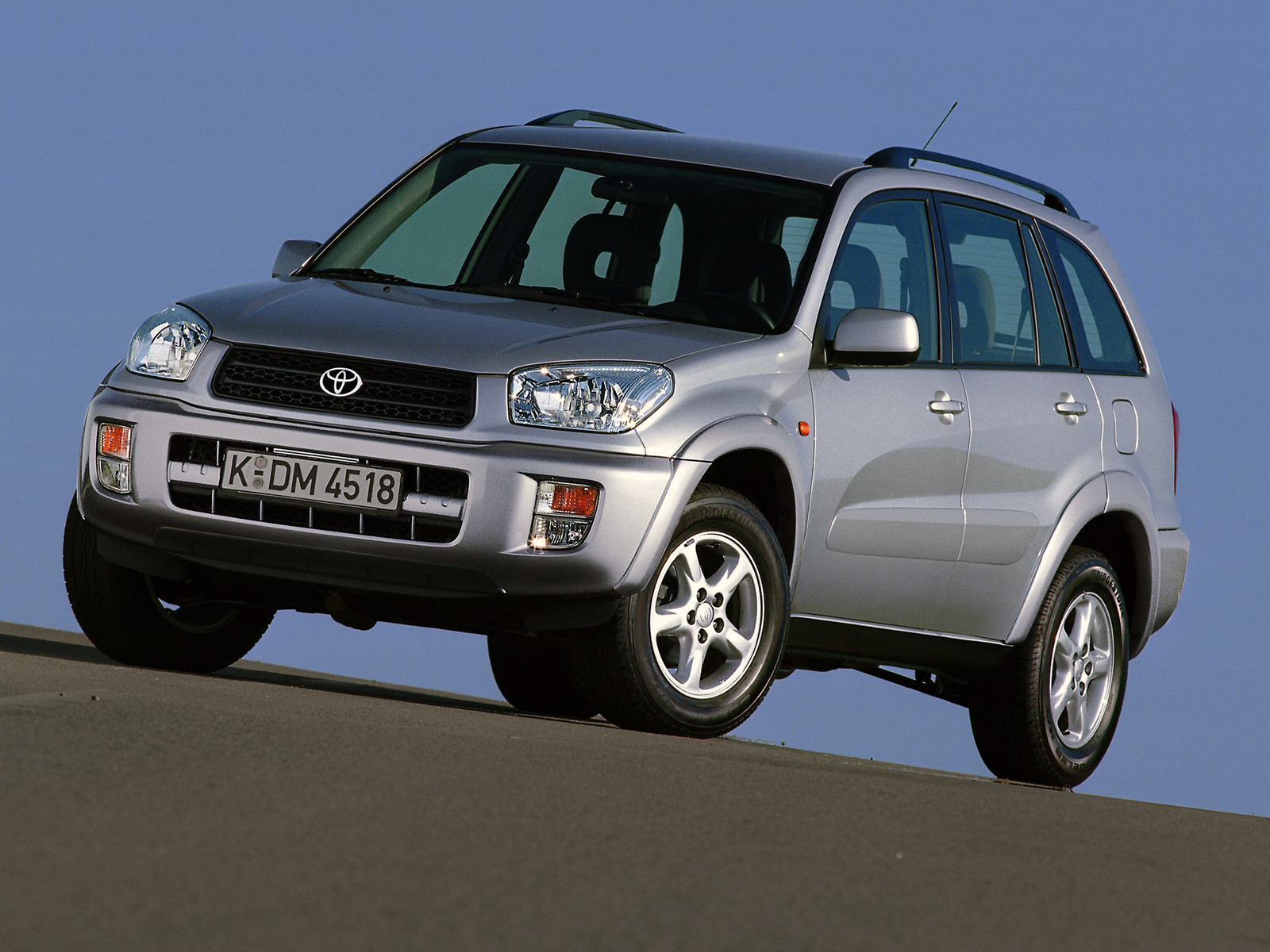Iv ii. Тойота рав 4 2000. Toyota rav4 2003. Рав 4 2003. Toyota rav4 2000 год.
