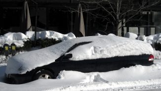 Reguli simple pentru iarnă: cum trebuie procedat pentru a proteja mașina de zăpădă, gheață și sare