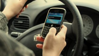 Vorbești la telefon în timp ce conduci? Iată la ce te expui