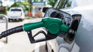 Anul 2017 începe cu scaderea prețului la carburanți sub pragul de 5 lei/ litru