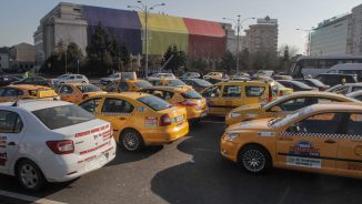 Taximetriștii anunță că intră în grevă dacă Guvernul nu oprește activitatea de tip Uber