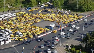 Taximetriștii protestează împotriva Uber, Guvernul promite să schimbe legea în 30 de zile