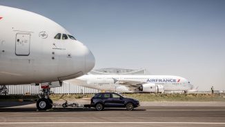 Porsche a doborât un record Guinness tractând un Airbus 380 cu o mașină de serie