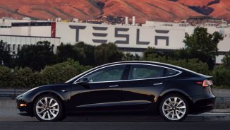 Tesla a produs primul exemplar de serie al noului Model 3