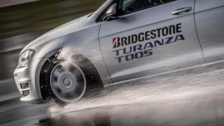 (P) Anvelopa Bridgestone Turanza T005 oferă performanțe excelente pe suprafețe ude