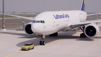 Mini demonstrează calitățile viitorului model electric tractând o aeronavă Boeing 777