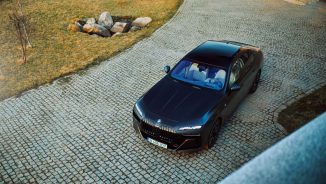BMW I7 2023: o sufragerie pe roți cu TV cu tot