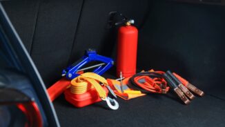 Ce trebuie să ai în mașină – kitul de siguranță auto și echipamentele obligatorii