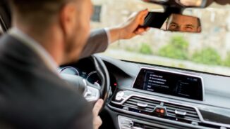 Cum să folosești corect oglinda retrovizoare pentru a-ți îmbunătăți siguranța în trafic?