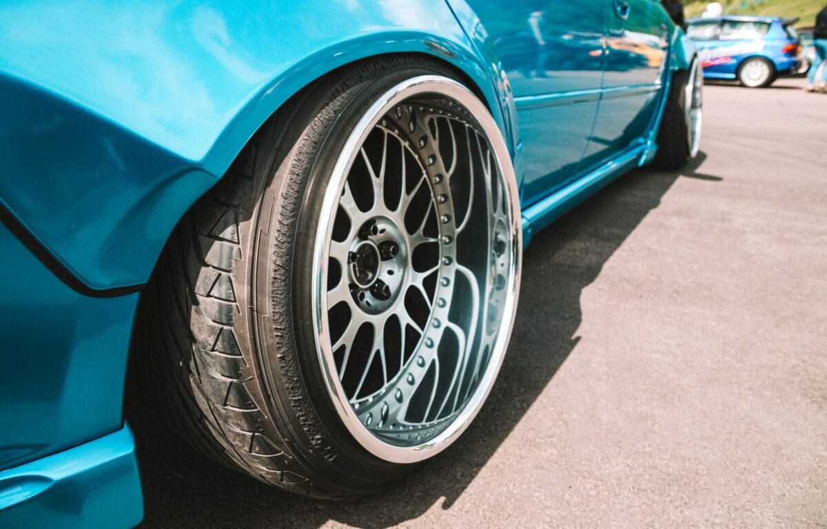 close-up masina tuning cu janta offset negativ 